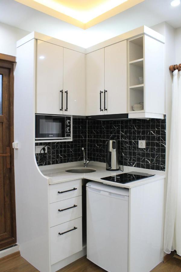 Beyoglu Asmalimescit'te Mobilyali Balkonlu Daire Daire